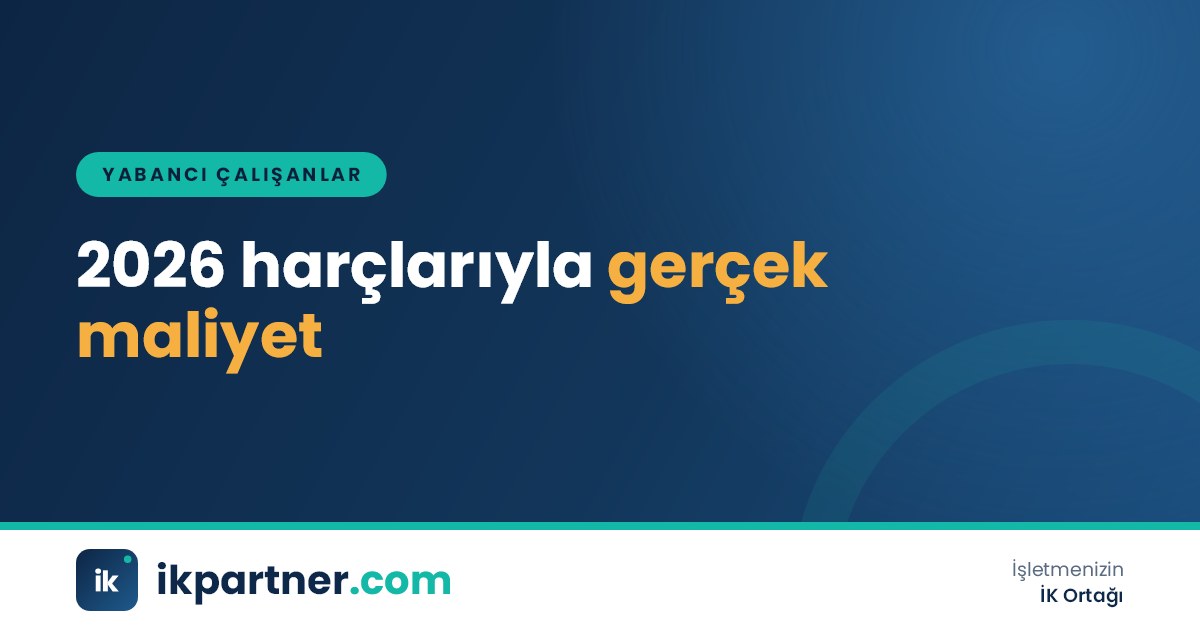 Hesap makinesi, harç makbuzu ve çalışma izni kartının bulunduğu bütçe planlama masası görseli