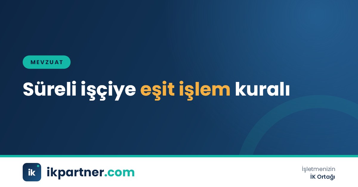 Aynı masada çalışan iki çalışan ve önlerinde eşit büyüklükte yan hak kartları
