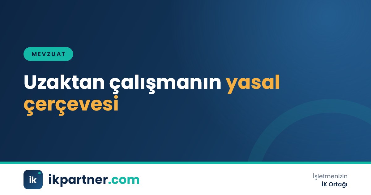Ev ofisinde dizüstü bilgisayarla çalışan çalışan ve masada imzalı uzaktan çalışma sözleşmesi
