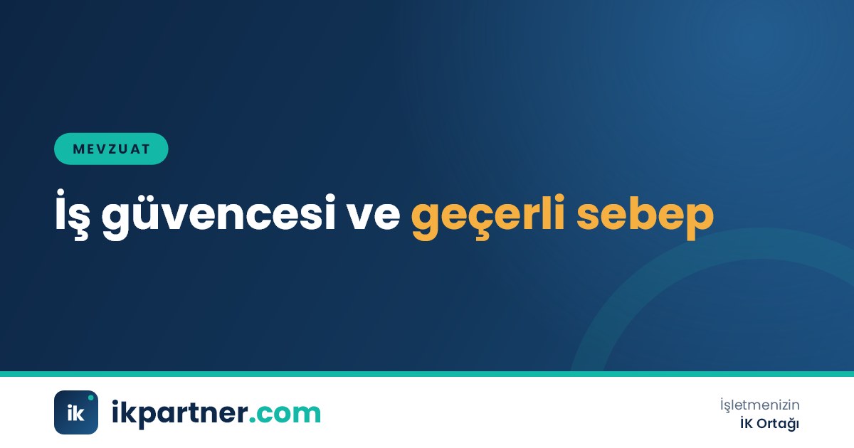 İK yöneticisinin önünde iş güvencesi şartlarını gösteren kontrol listesi ve personel dosyaları