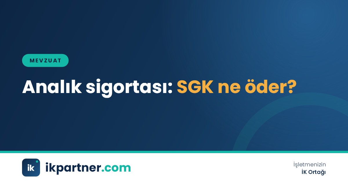 Yeni doğmuş bebeğin eli ve SGK ödeneği belgelerinin bulunduğu masa