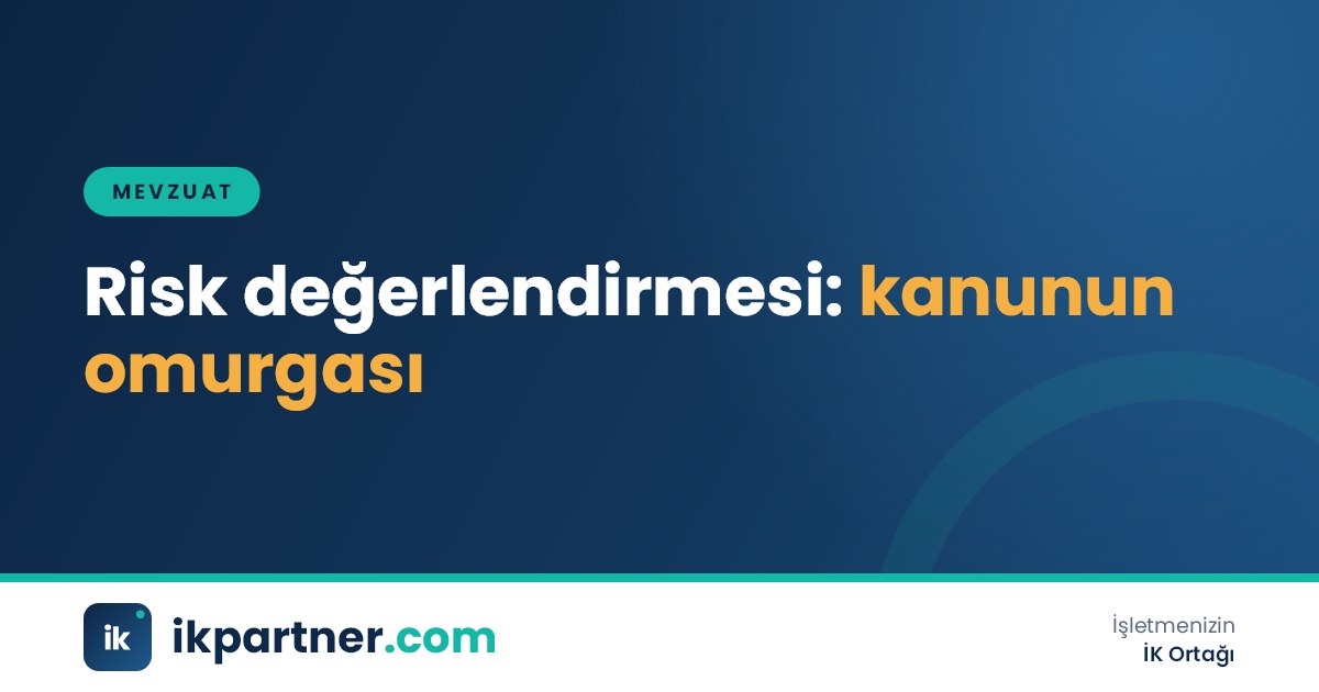 Bir iş güvenliği uzmanının tablet üzerinde risk matrisini doldururken üretim hattını incelemesi
