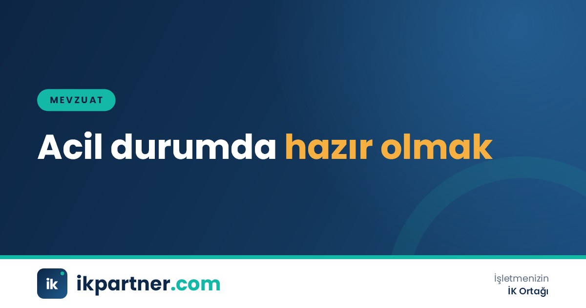Acil çıkış levhası altında toplanma noktasına yönlendirilen çalışanlar ve turuncu yelekli destek elemanı