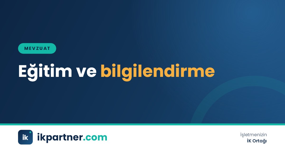 Bir eğitim salonunda iş güvenliği uzmanının çalışanlara baret ve koruyucu gözlük kullanımını anlatması