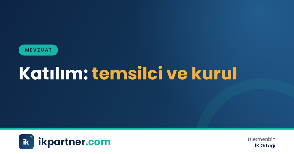 Toplantı masasında işveren temsilcisi, iş güvenliği uzmanı ve çalışan temsilcisinin kurul gündemini görüşmesi