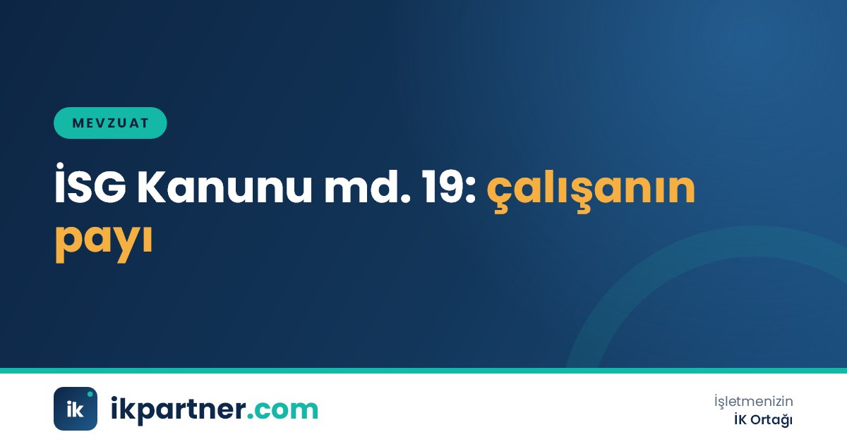 Baret ve yelek giymiş bir çalışanın makine başında güvenlik talimatını okuması