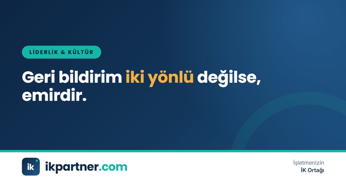 Yöneticisine masa başında rahatça geri bildirim veren bir çalışan ve dinleyen yönetici