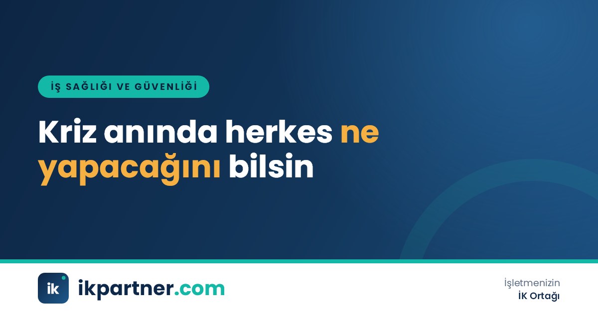 Duvara asılı acil durum kroki planını inceleyen işyeri sorumlusu ve çalışanlar