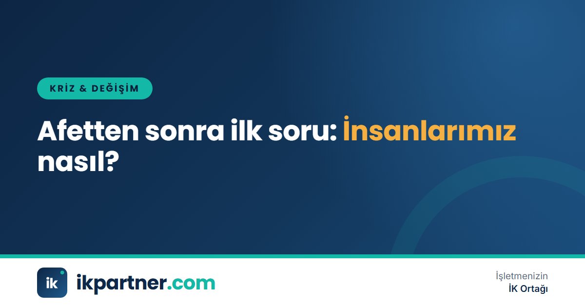 Geçici çalışma alanında çalışanlarla konuşan ve yardım listesini kontrol eden İK sorumlusu