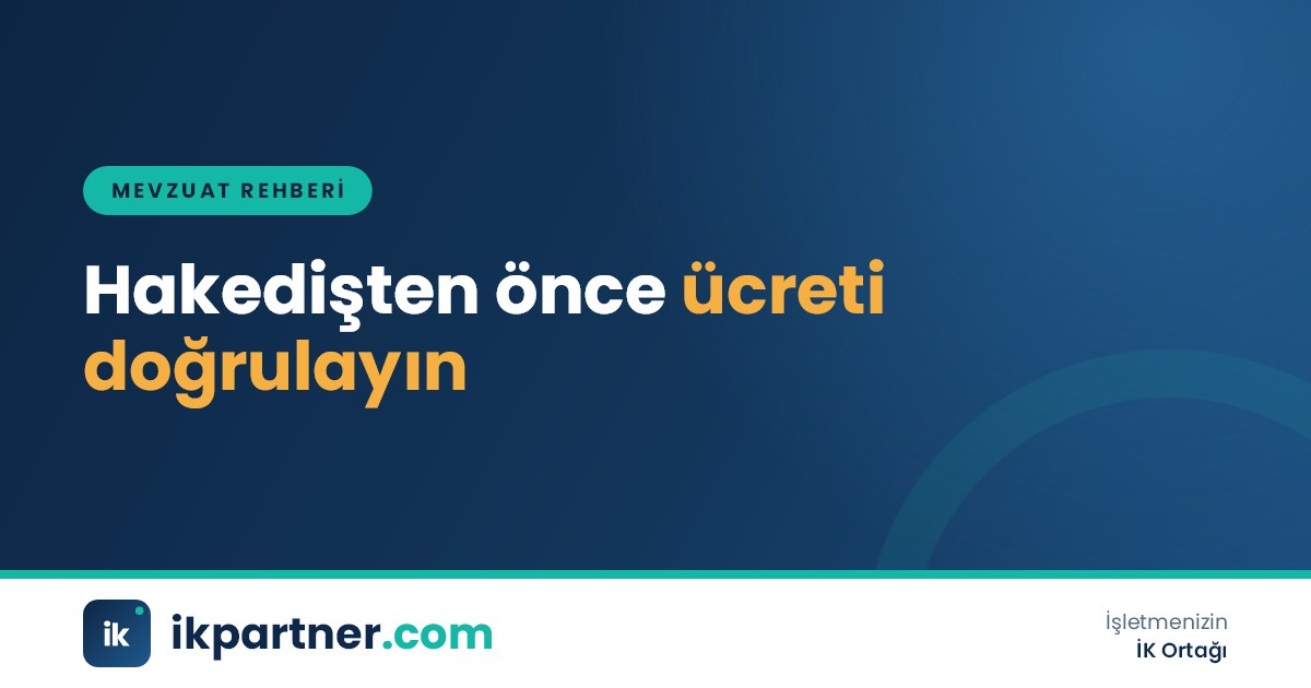 Bir İK uzmanının banka dekontları ve bordro listesini hakediş faturasıyla karşılaştırdığı masa başı görüntüsü