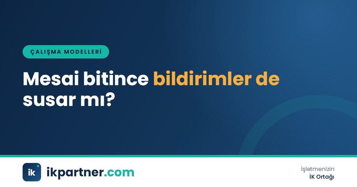 Akşam saatinde masada ters çevrilmiş telefon ve kapalı dizüstü bilgisayar, arkada saat görünümü