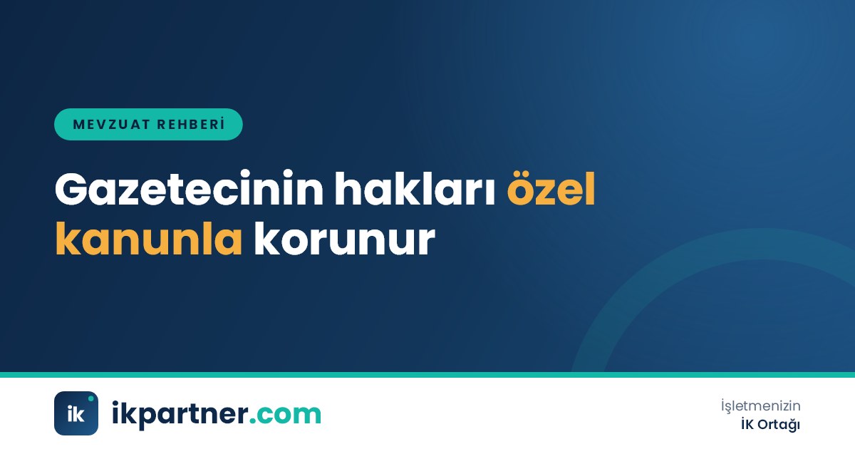 Haber merkezinde bilgisayar başında çalışan gazeteciler ve masada gazete sayfaları