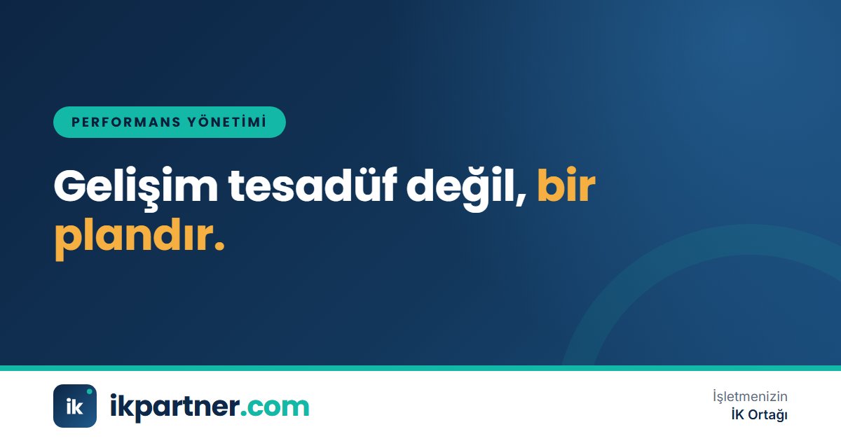 Çalışan ve yöneticinin masada bireysel gelişim planı şablonunu birlikte doldurduğu sahne