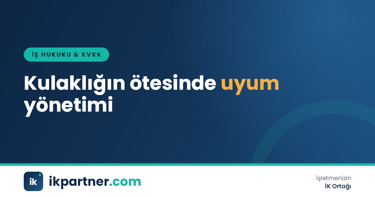 Kulaklıklarla bilgisayar başında çalışan çağrı merkezi müşteri temsilcileri