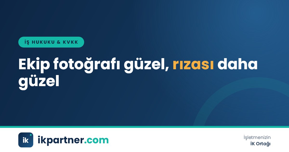 Şirket etkinliğinde ekip fotoğrafı çeken bir fotoğrafçı ve gülümseyen çalışanlar