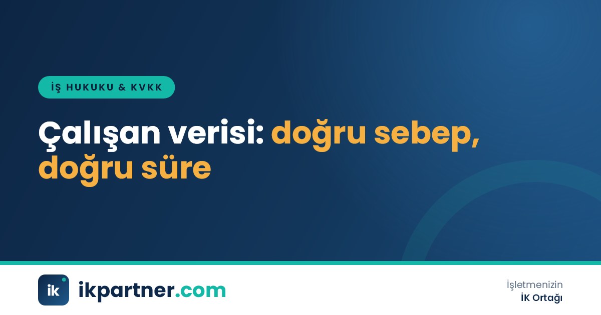 Kilitli bir klasörde tutulan çalışan özlük belgeleri ve KVKK uyum kontrol listesinin bulunduğu masa