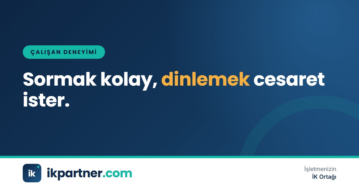 Dizüstü bilgisayarda puanlama ölçekli bir çalışan anketini dolduran bir ofis çalışanı