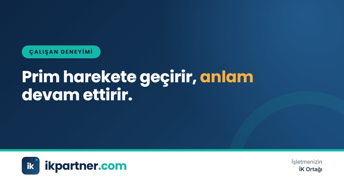 Bir proje panosu önünde hedeflerini tartışan, enerjik ve odaklanmış görünen küçük bir ekip