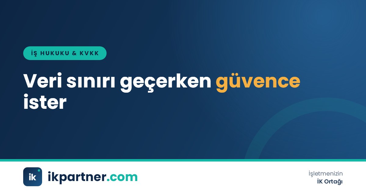 Dünya haritası üzerinde ülkeler arasında akan veri çizgileri ve bir İK yöneticisinin dizüstü bilgisayarı