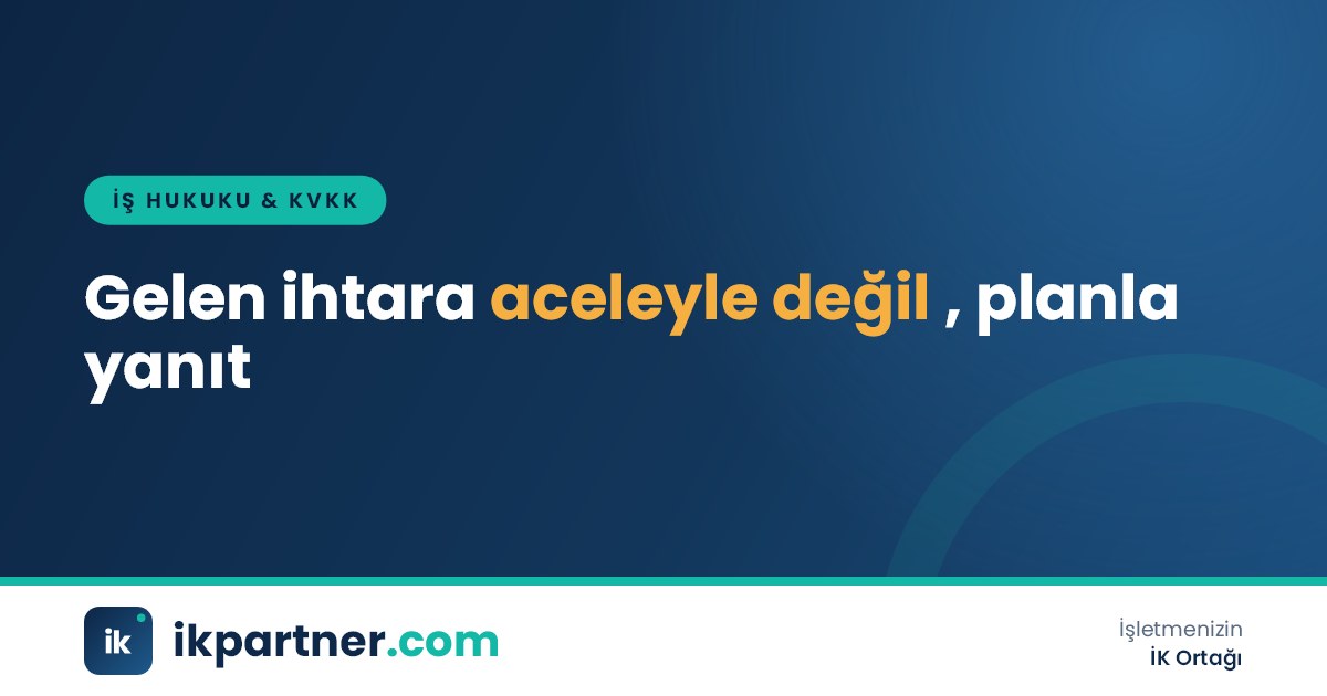 Çalışandan gelen noter ihtarnamesini okuyan ve not alan işveren ile İK müdürü