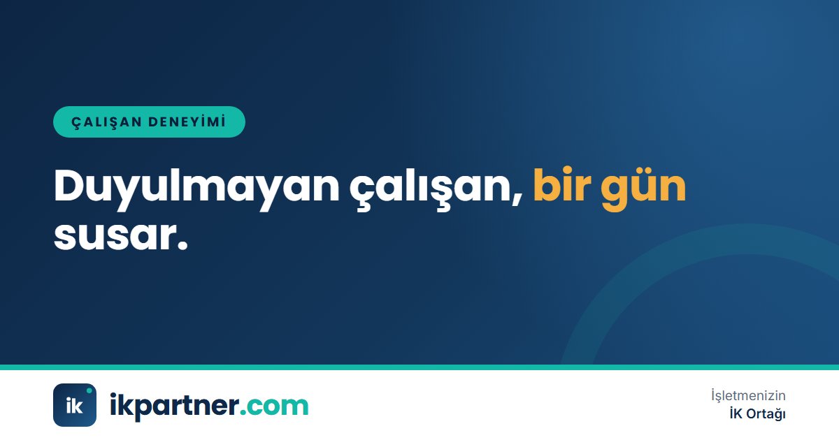 Akıllı telefonundan kısa bir çalışan anketine cevap veren, üretim tesisinde çalışan bir personel