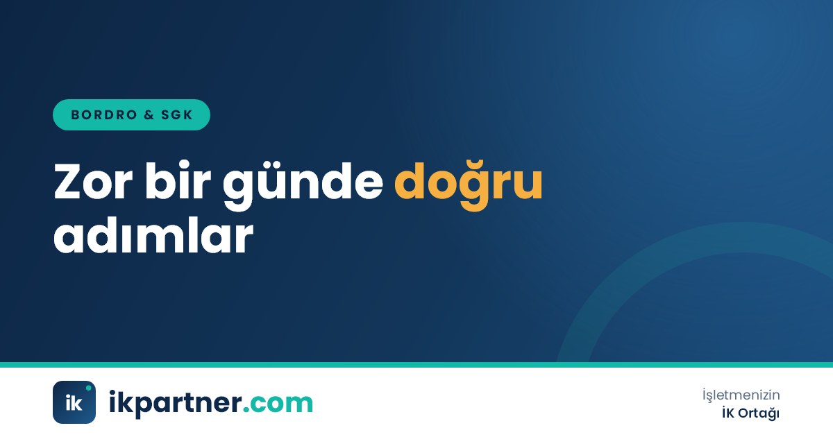 Taziye çiçekleri yanında evrak dosyası bulunan sakin bir ofis masası ve kapalı defter