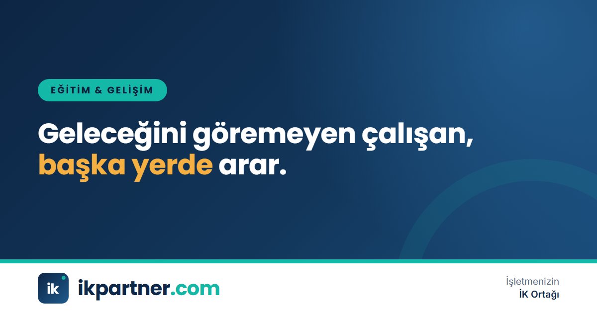 Bir çalışan ile yöneticisinin kariyer yolu haritası üzerinde birlikte çalıştığı masa