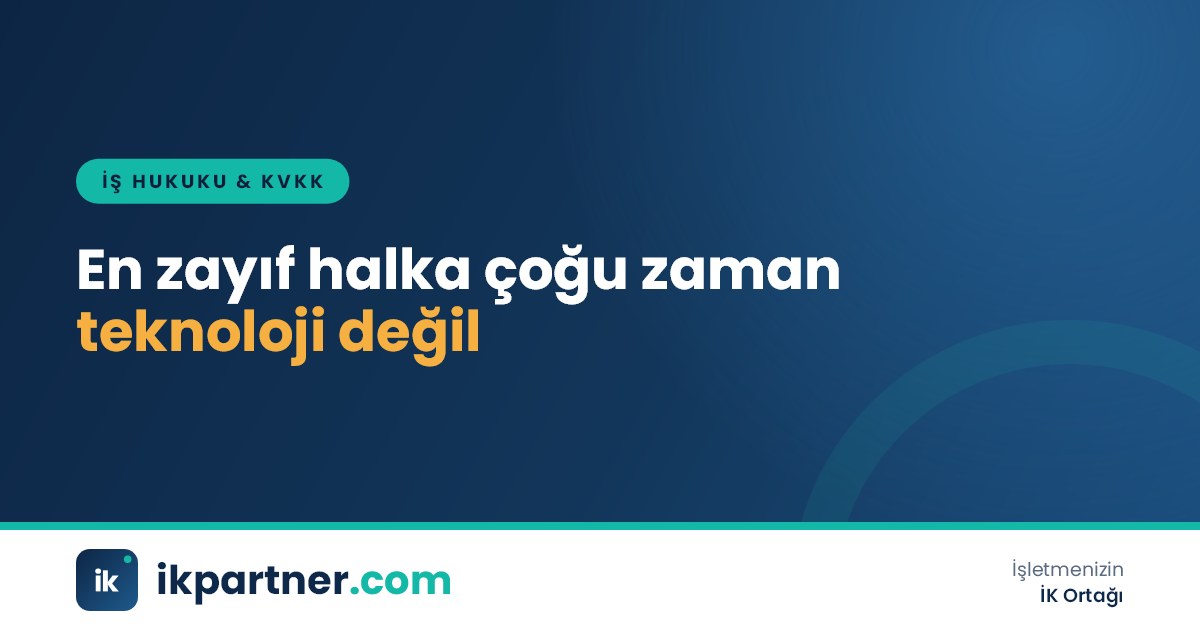Toplantı odasında veri güvenliği sunumunu izleyen ve not alan bir grup çalışan