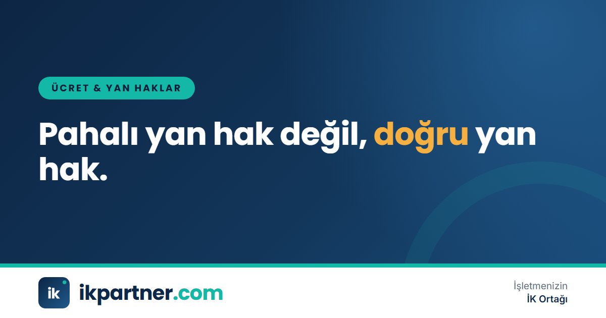 Ofiste kahve molasında sohbet eden ve yan hak broşürünü inceleyen çalışanlar