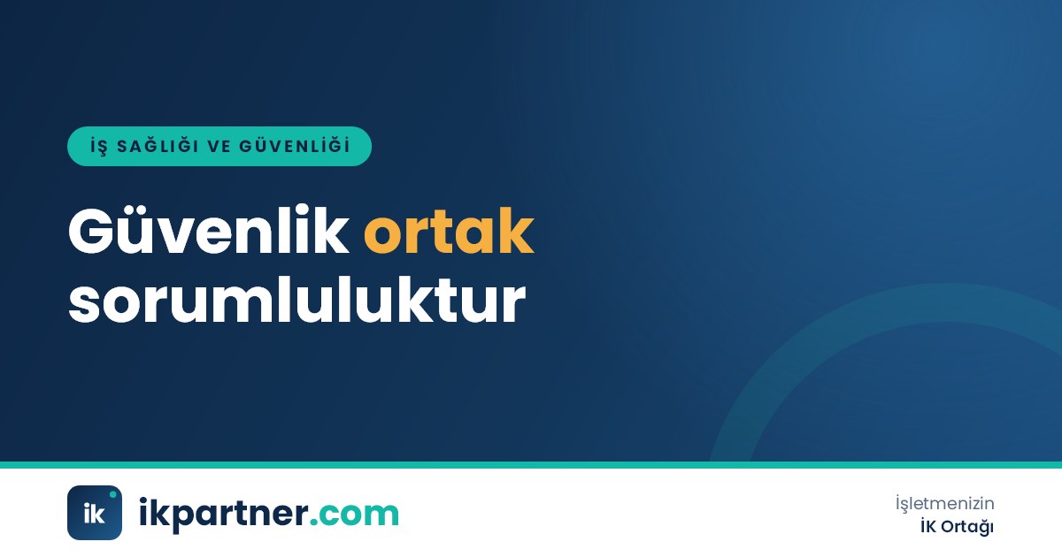 Baret ve gözlük takmış çalışanların iş güvenliği talimat panosunun önünde birlikte durduğu sahne