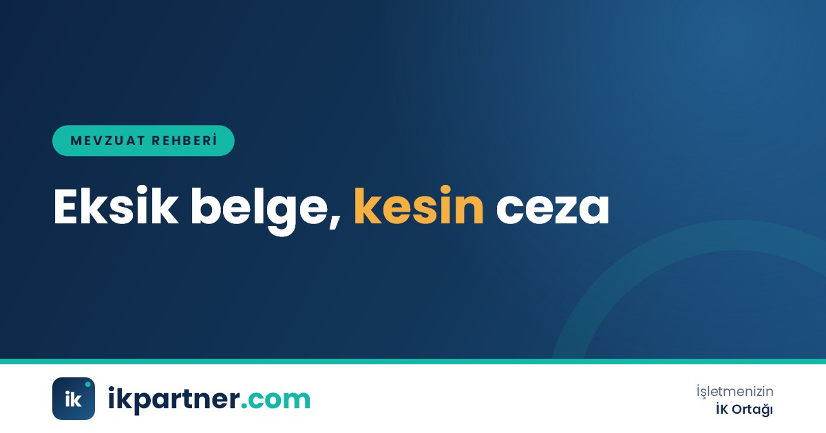Arşiv dolabında düzenli sıralanmış personel özlük dosyalarını inceleyen bir İK çalışanı