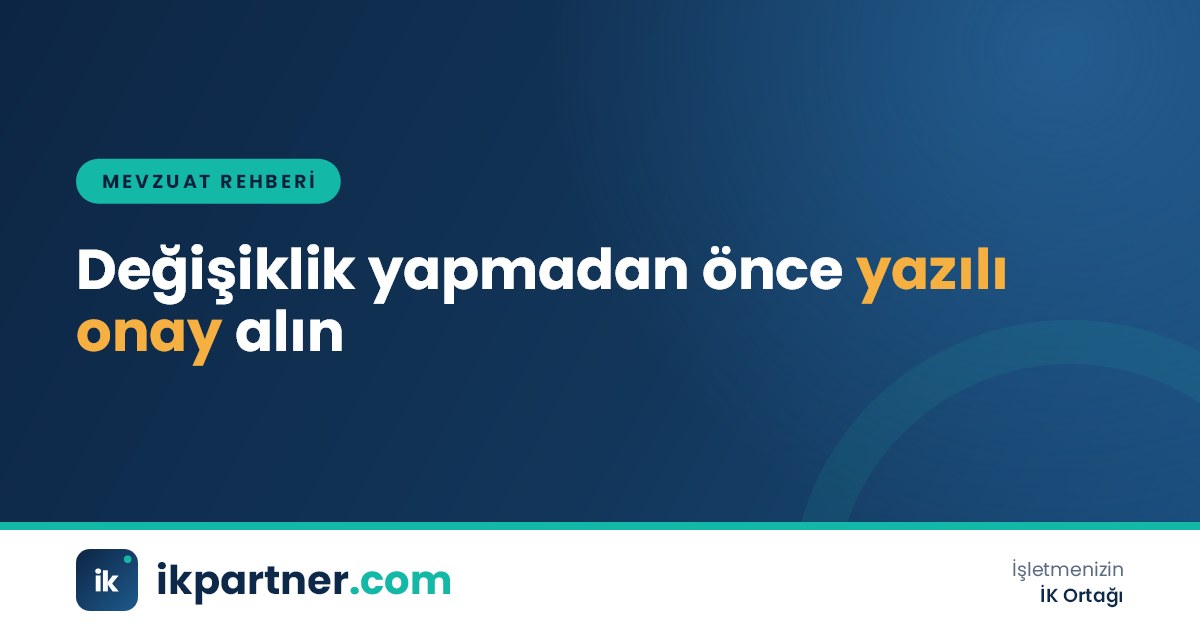 Yöneticinin çalışana yazılı değişiklik teklifini sunduğu bir ofis görüşmesi görseli