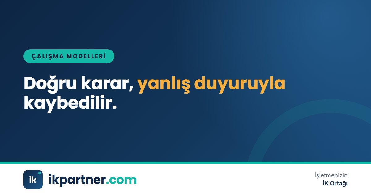 Şirket toplantısında yeni çalışma modelini ekibine anlatan genel müdür ve dinleyen çalışanlar