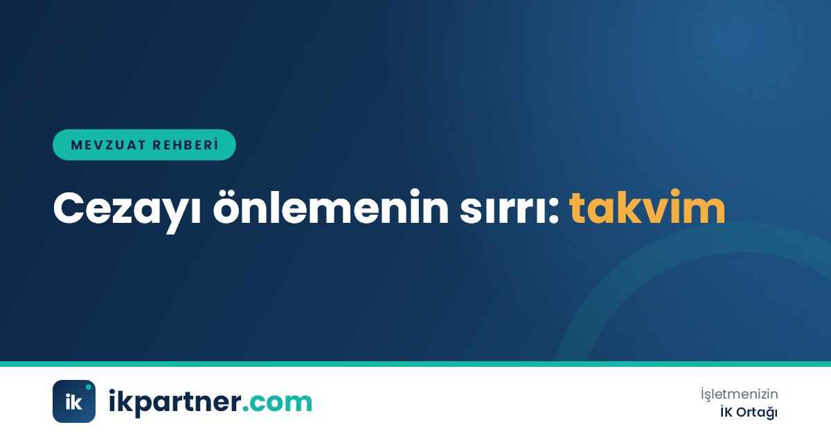 Duvarda aylık görevlerin işaretlendiği bir uyum takvimi ve not alan İK yöneticisi