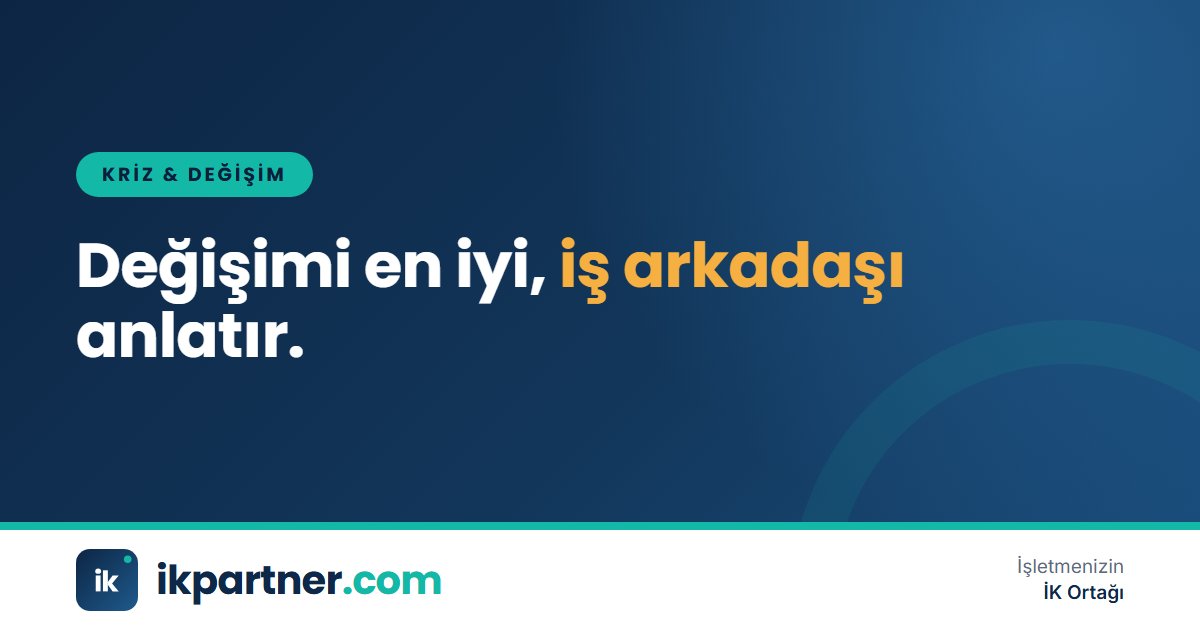 Çalışma arkadaşlarına yeni süreci gösteren gönüllü bir çalışan ve ilgiyle dinleyen ekip