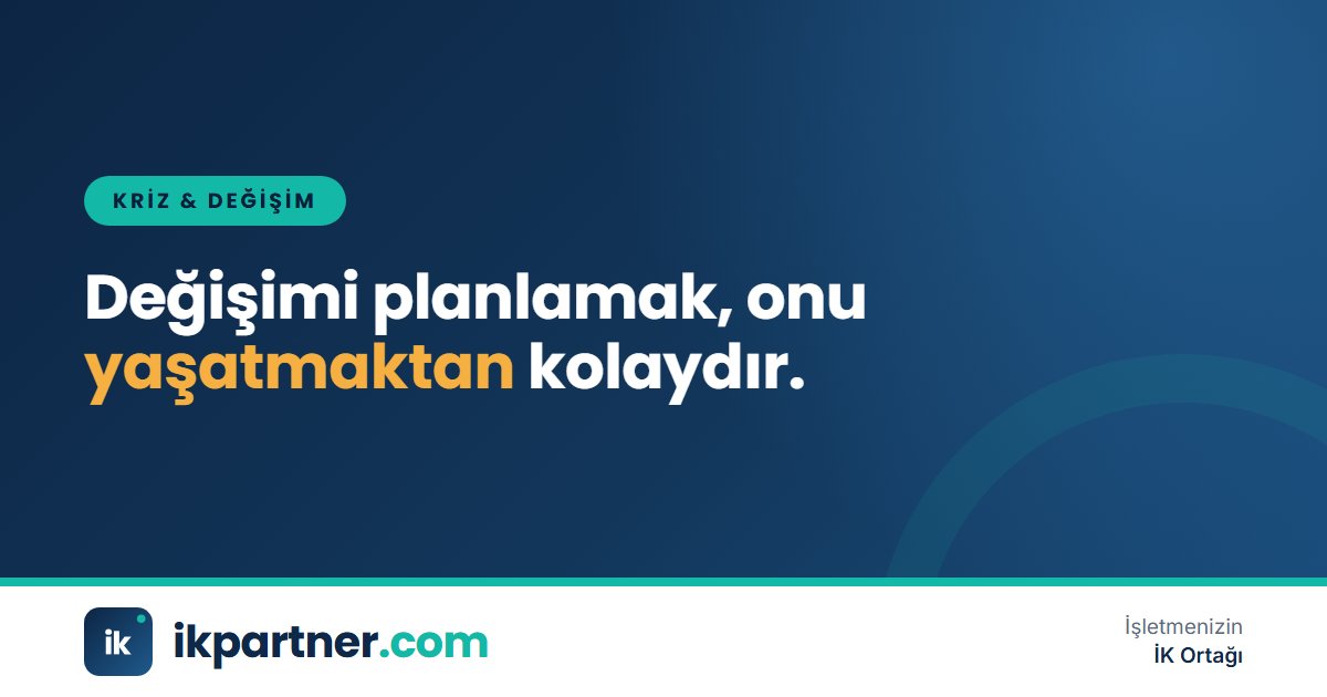 Beyaz tahtada değişim sürecinin aşamalarını çizen bir ekip lideri ve toplantı katılımcıları
