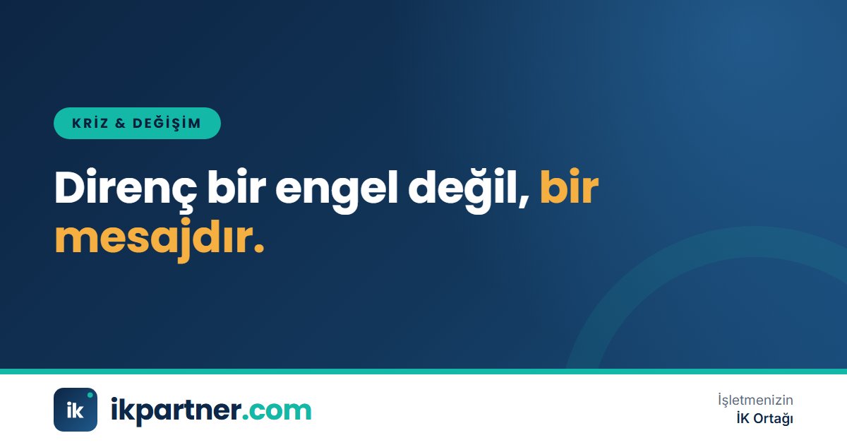 Kollarını kavuşturmuş çalışanlara yeni bir süreci anlatan yönetici ve sunum ekranı