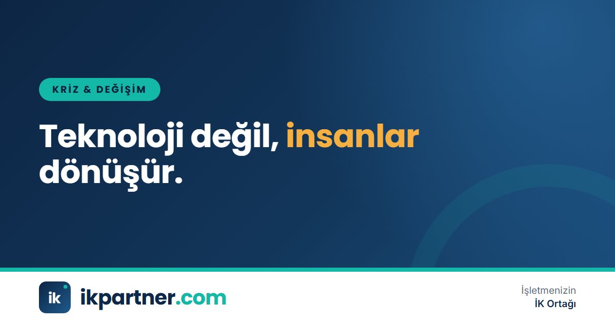 Yeni bir yazılımı tablet üzerinde birlikte deneyen farklı yaşlardan çalışanlar