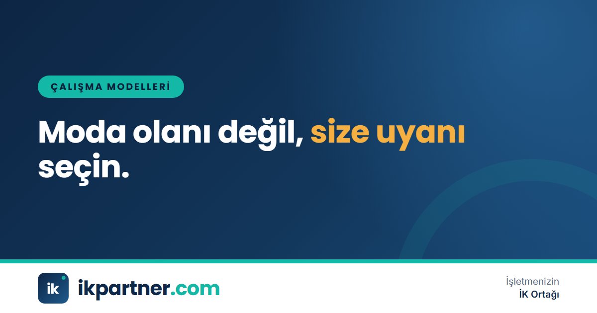 Ofis, ev ve hibrit çalışma seçeneklerini karşılaştıran bir karar tablosu üzerinde çalışan yöneticiler