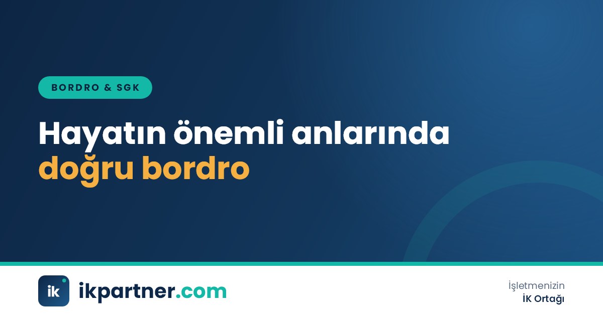 Bebek patiği, alyanslar ve beyaz bir çiçeğin yanında duran bordro dökümü ve kalem