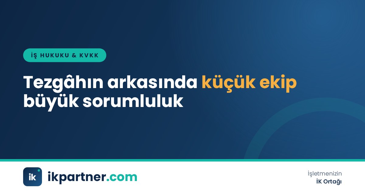 Eczane tezgâhında ilaç raflarının önünde çalışan eczane personeli