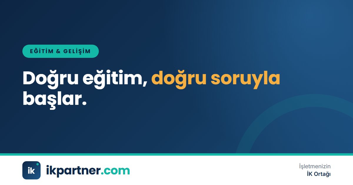 Eğitim ihtiyaç analizi için not alan İK uzmanı ve yöneticiler toplantıda