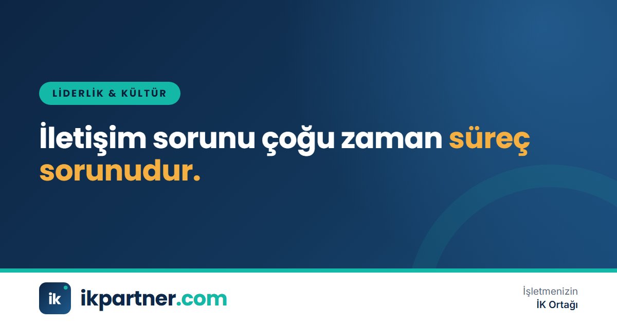 Masa etrafında not alarak birbirini dinleyen ve fikir alışverişi yapan ekip üyeleri