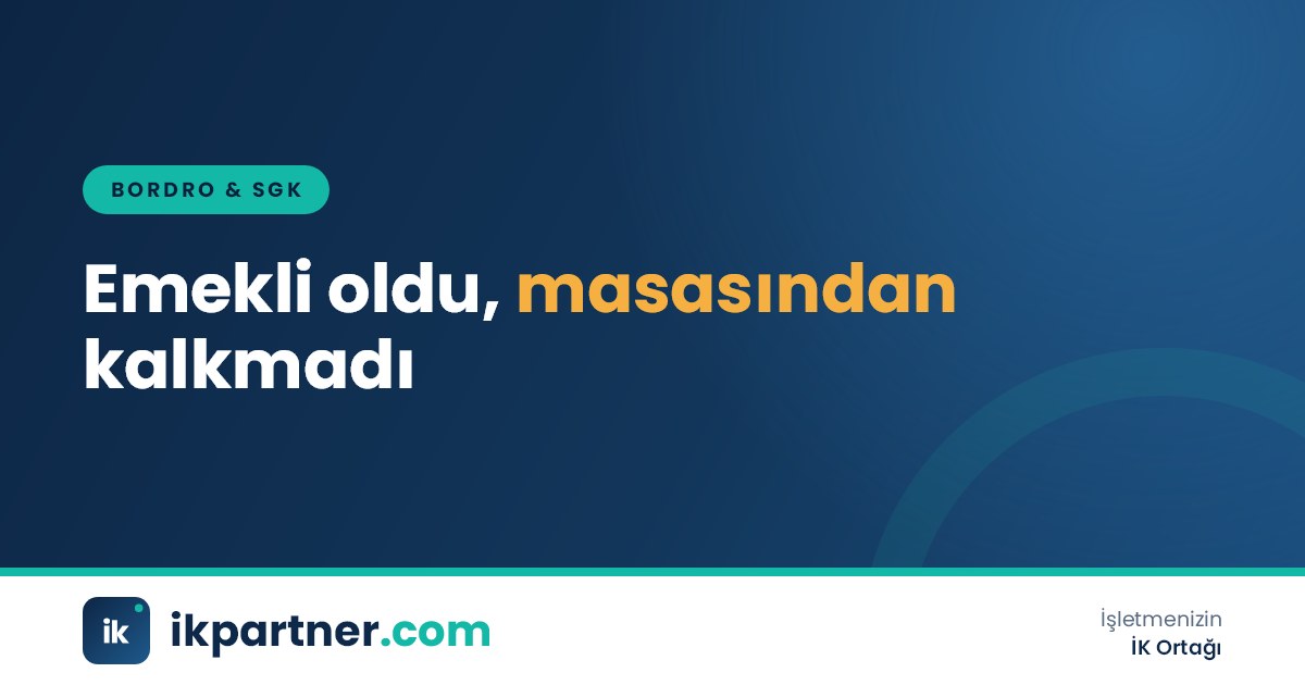 Emeklilik belgesini İK uzmanına teslim eden ve yeni sözleşmeyi imzalayan deneyimli çalışan