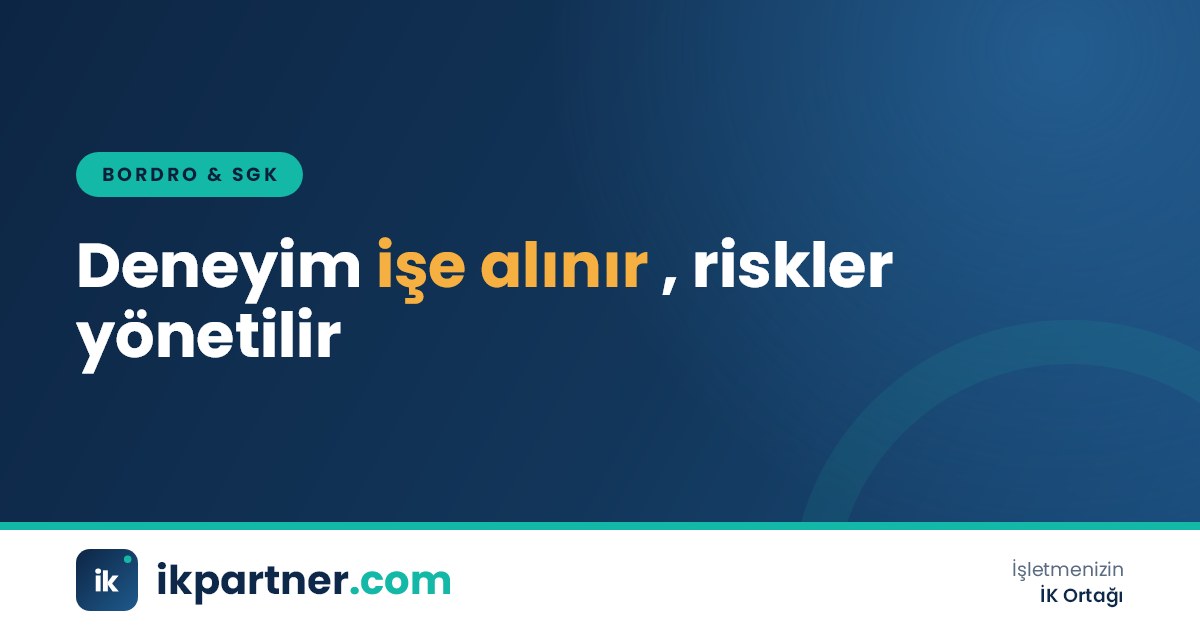 Genç ekip arkadaşlarına süreç anlatan deneyimli emekli çalışan ve toplantı masası