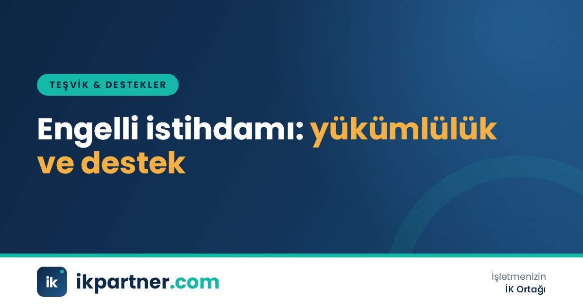 Erişilebilir bir ofiste ekip arkadaşlarıyla birlikte çalışan tekerlekli sandalye kullanıcısı