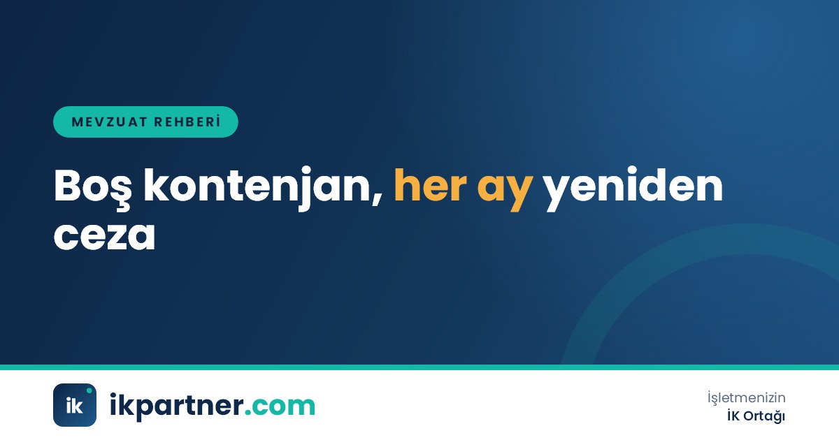 Ofiste birlikte çalışan tekerlekli sandalye kullanan bir çalışan ve ekip arkadaşları