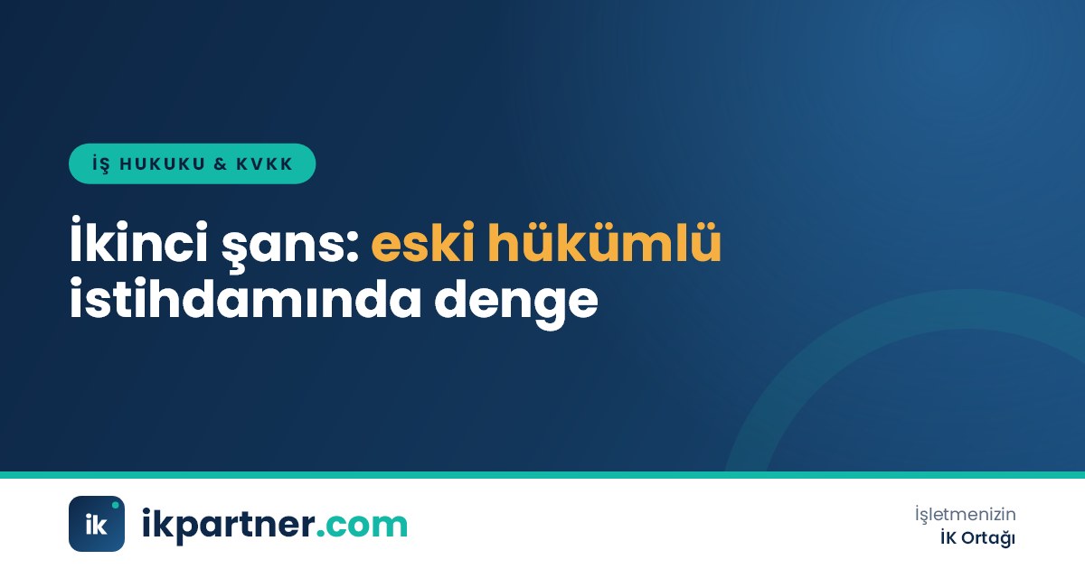 İK uzmanı ile bir adayın işe giriş belgelerini masada birlikte incelediği sakin bir görüşme