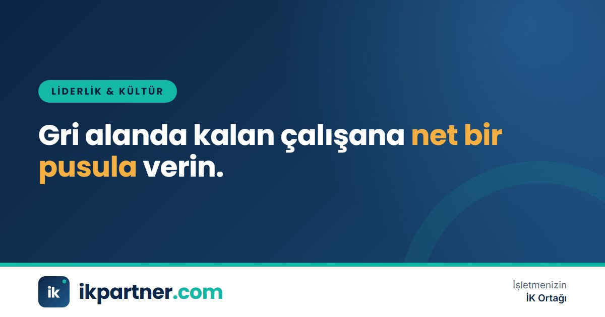 Toplantı masasında etik kurallar belgesinin taslağı üzerinde çalışan yönetim ekibi