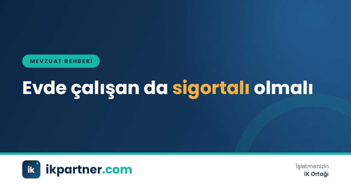 Bir evde yaşlı bir kişiye bakım veren bakıcı ve masada duran sözleşme evrakı
